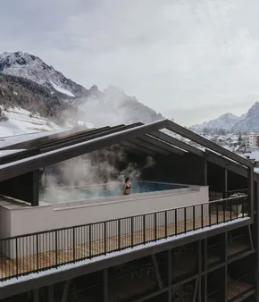 Rooftop Pool mit Dolomitenblick | Hotel AMA Stay St. Vigil