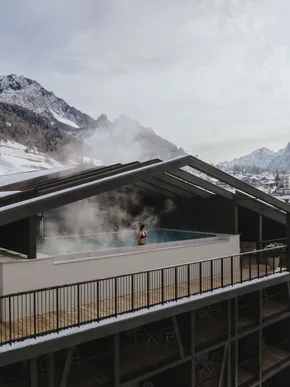 Rooftop Pool mit Dolomitenblick | Hotel AMA Stay St. Vigil